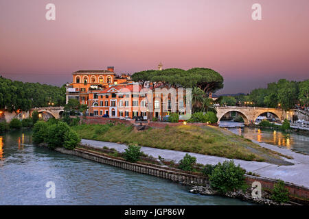 Die Insel des Tiber (Isola Tiberina) eines der weltweit die kleinste bewohnte Inseln, Rom, Italien. Stockfoto