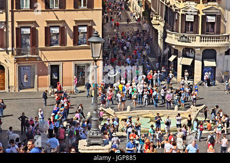 Piazza di Spagna und Via dei Condotti, eine der "teuersten" kommerziellen Straßen von Rom, Italien. Stockfoto