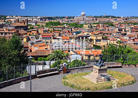 Blick auf Rom aus Terrazza Viale del Belvedere, neben den Gärten der Villa Borghese, Italien. Stockfoto