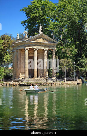 Besucher, die ihre Ruderboote in den See von den Gärten der Villa Borghese, neben dem 18. Jahrhundert "Tempel des Asklepios (Äskulap), Rom, Italien Stockfoto