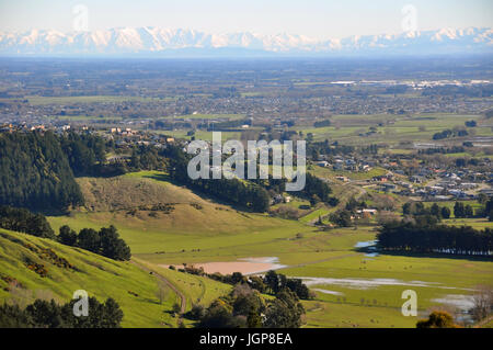 Die Canterbury Plains mit Rande von der Stadt Christchurch in den Vordergrund und die südlichen Alpen in der Ferne. Stockfoto