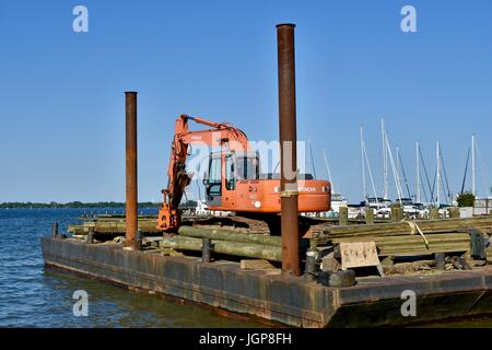 Baggerlader auf einem schwimmdock über die Bucht Stockfoto