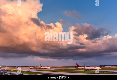 Schwerlastverkehr auf dem Taxiway unter einem farbenfrohen Sonnenuntergang Himmel an Hartsfield-Jackson Atlanta International Airport (der weltweit verkehrsreichsten Flughafen). Stockfoto