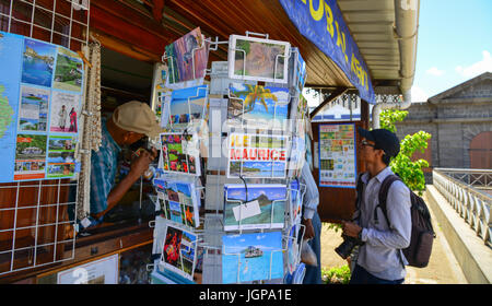 Port Louis, Mauritius - 4. Januar 2017. Menschen kaufen Postkarten in der Filiale in Port Louis, Mauritius. Port Louis ist die geschäftlichen und administrativen capi Stockfoto