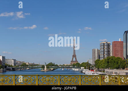 Blick auf Eiffelturm und Freiheitsstatue von Pont Mirabeau Stockfoto