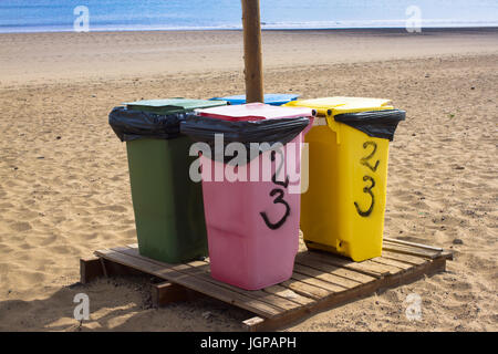 Vier Recycling-Behälter für verschiedene Abfälle. Papier, Glas, Lebensmittel, Kunststoff. Strand, sand Stockfoto