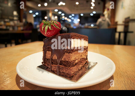 Dreifach-Mousse au Chocolat Kuchen Mehl Bäckerei und Café Boston USA Stockfoto