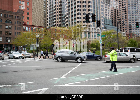 Boston Polizist regelt den Verkehr Innenstadt im beschäftigt Congress street and Atlantic Avenue Kreuzung Boston USA Stockfoto