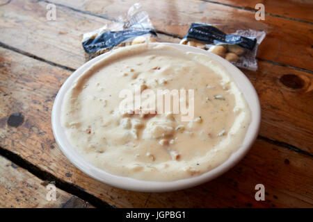 Schüssel mit New England Clam Chowder und Oyster Cracker Boston USA Stockfoto