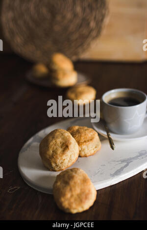 Englisch Käse-Scones, auf rustikalen Holz neben der Kaffeetasse Stockfoto