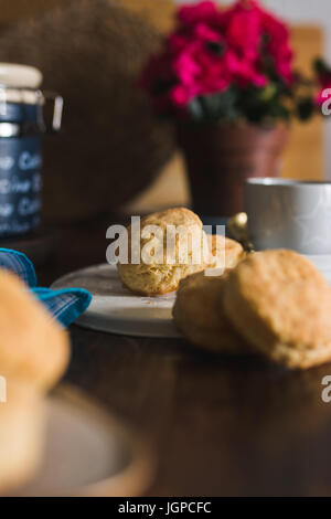 Englisch Käse-Scones, auf rustikalen Holz neben der Kaffeetasse Stockfoto