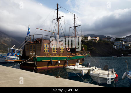 Santa Maria Schiff in den Hafen von Bali auf Kreta in Griechenland Stockfoto