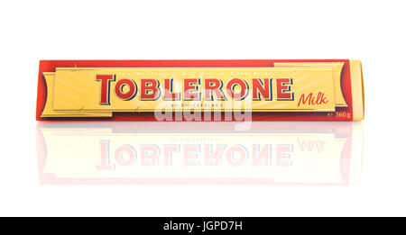 SWINDON, UK - 9. Juli 2017: Eine Bar von Toblerone - Schweizer Milchschokolade mit Honig und Mandel Nougat auf weißem Hintergrund Stockfoto