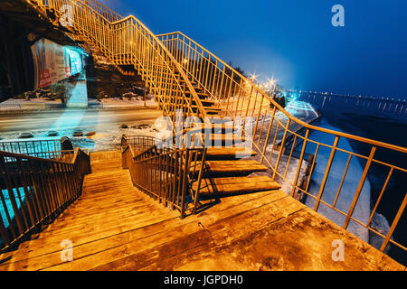 Verlassene Fußgängerbrücke in der Nacht in das Licht der Straßenlampen. Monastyrskyj Inselstadt Dnepropetrovsk, Ukraine Stockfoto