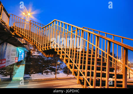 Verlassene Fußgängerbrücke in der Nacht in das Licht der Straßenlampen. Monastyrskyj Inselstadt Dnepropetrovsk, Ukraine Stockfoto