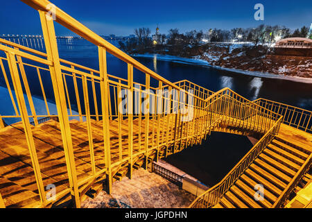 Verlassene Fußgängerbrücke in der Nacht in das Licht der Straßenlampen. Monastyrskyj Inselstadt Dnepropetrovsk, Ukraine Stockfoto