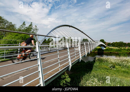 Radfahrer auf Millennium-Brücke und Fluss Ouse, York, Yorkshire, England, Vereinigtes Königreich Stockfoto