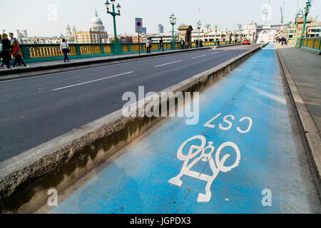 Großbritannien, London - 8. April 2015: Radweg auf der Brücke in London Stockfoto