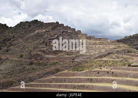 Die Q'allaqasa Ruinen mit Blick auf den Terrassen bei Pisac Stockfoto