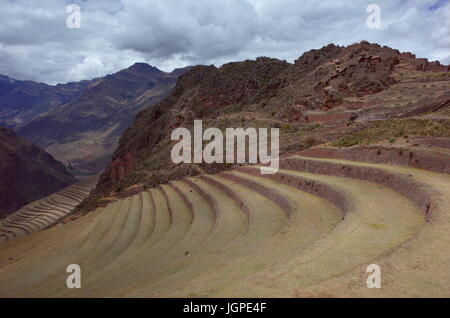 Die Q'allaqasa Ruinen mit Blick auf den Terrassen bei Pisac Stockfoto