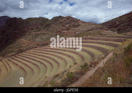 Die Q'allaqasa Ruinen mit Blick auf den Terrassen bei Pisac Stockfoto