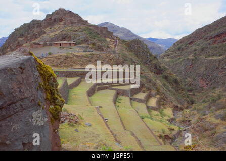 Die Q'allaqasa Ruinen mit Blick auf den Terrassen bei Pisac Stockfoto