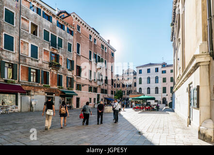 Venedig, Veneto, Italien. 21. Mai 2017: Menschen, die zu Fuß in die quadratische genannt "Campo San Cassiano" Stockfoto