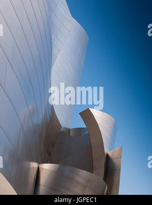 Frank Gehry entwarf Walt Disney Concert Hall in der Innenstadt von Los Angeles ist ein architektonisches Wunder. Stockfoto