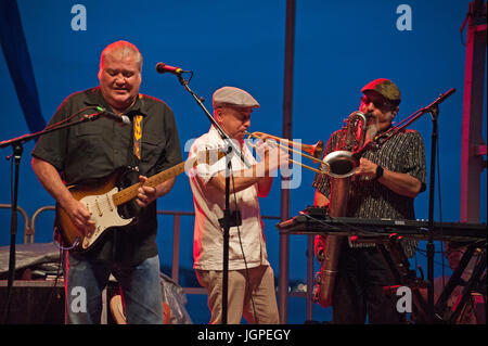 Los Lobos, die Rock-Band aus East L.a., spielen beim jährlichen Fluss and Blues Festival in Battery Park City, ein Stadtteil in Manhattan. Stockfoto