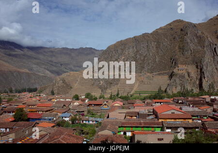 Eine Ansicht von Ollantaytambo Stadt und die Inka-Ruinen Stockfoto