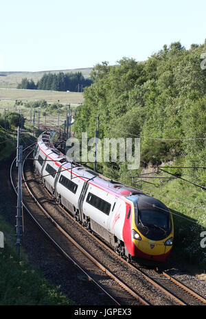 Pendolino elektrische Triebzug trainieren absteigend Shap auf der West Coast Main Line in Cumbria mit einem Schnellzug aus Schottland nach England. Stockfoto