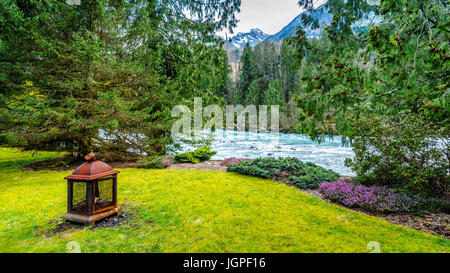 Garten entlang der schnell fließende weglaufen kristallklarem Wasser des Flusses Chilliwack im frühen Frühjahr in der Nähe der Stadt Chilliwack in Britisch-Kolumbien Stockfoto