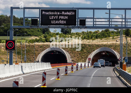 Tunnel in der Nähe von Prackovice, Autobahn D8, Nord-Böhmen, Tschechische Republik, Europa Stockfoto