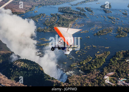 Sambia, VICTORIA FALLS, Afrika – 18 Juli: Touristen fliegen über die Victoriafälle auf die Trikes. Afrika, Sambia, Victoria Falls. 18. Juli 2014. Stockfoto