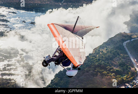 Sambia, VICTORIA FALLS, Afrika – 18 Juli: Touristen fliegen über die Victoriafälle auf die Trikes. Afrika, Sambia, Victoria Falls. 18. Juli 2014. Stockfoto