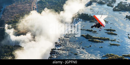 Sambia, VICTORIA FALLS, Afrika – 18 Juli: Touristen fliegen über die Victoriafälle auf die Trikes. Afrika, Sambia, Victoria Falls. 18. Juli 2014. Stockfoto