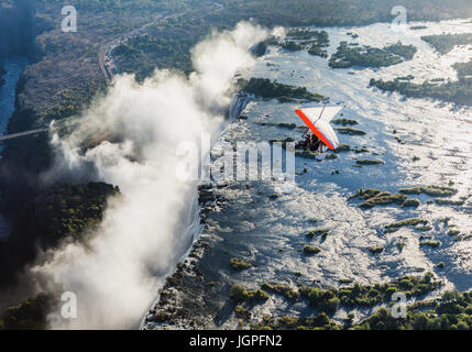 Sambia, VICTORIA FALLS, Afrika – 18 Juli: Touristen fliegen über die Victoriafälle auf die Trikes. Afrika, Sambia, Victoria Falls. 18. Juli 2014. Stockfoto