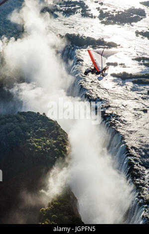 Sambia, VICTORIA FALLS, Afrika – 18 Juli: Touristen fliegen über die Victoriafälle auf die Trikes. Afrika, Sambia, Victoria Falls. 18. Juli 2014. Stockfoto