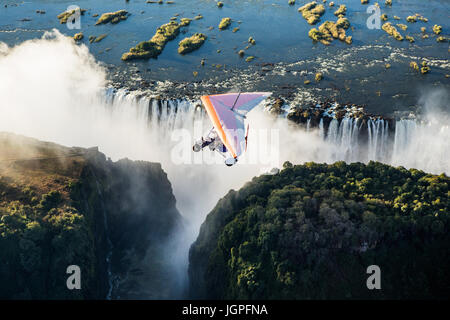 Sambia, VICTORIA FALLS, Afrika – 18 Juli: Touristen fliegen über die Victoriafälle auf die Trikes. Afrika, Sambia, Victoria Falls. 18. Juli 2014. Stockfoto