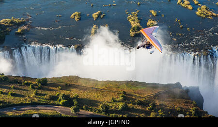 Sambia, VICTORIA FALLS, Afrika – 18 Juli: Touristen fliegen über die Victoriafälle auf die Trikes. Afrika, Sambia, Victoria Falls. 18. Juli 2014. Stockfoto