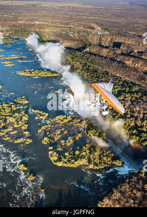 Sambia, VICTORIA FALLS, Afrika – 18 Juli: Touristen fliegen über die Victoriafälle auf die Trikes. Afrika, Sambia, Victoria Falls. 18. Juli 2014. Stockfoto