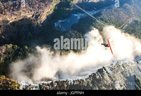 Sambia, VICTORIA FALLS, Afrika – 18 Juli: Touristen fliegen über die Victoriafälle auf die Trikes. Afrika, Sambia, Victoria Falls. 18. Juli 2014. Stockfoto