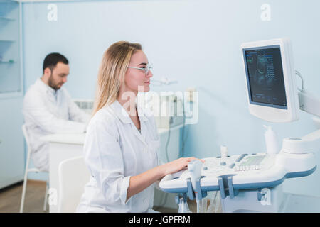 Forscher-Teamarbeit am Computer wissenschaftliche Analyse von Daten aus wissenschaftlichen Test im Chemielabor Stockfoto