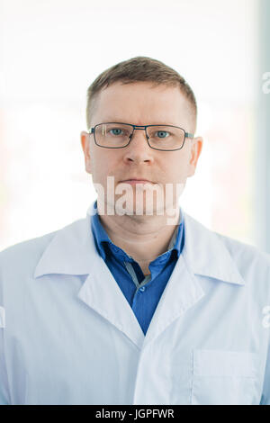 Porträt von zuversichtlich Reifen männlichen Chirurg stehend Arme gekreuzt im Krankenhaus Stockfoto