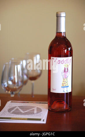 Weinprobe Maddily stieg in Mannina Keller in Walla Walla, WA. USA Stockfoto