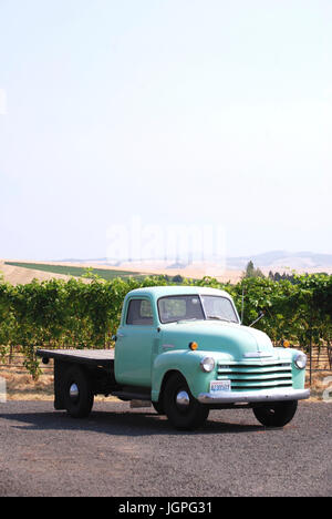 Oldtimer Chevrolet Pick up Truck im Weinberg bei einem Maurice Keller, Walla Walla, WA. USA Stockfoto