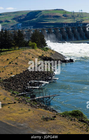 Native American Angeln Plattformen auf dem Columbia River in der Nähe von The Dalles Dam.  Die Dalles, Oregon Stockfoto