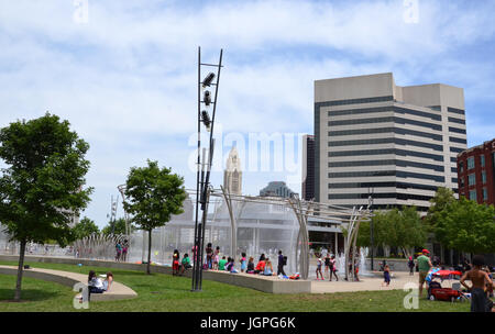 COLUMBUS, OH - 28 Juni: Bicentennial Park wird am 28. Juni 2017 angezeigt. Die American Electric Power Stiftung Fountain hat mehr als tausend Wasser Stockfoto