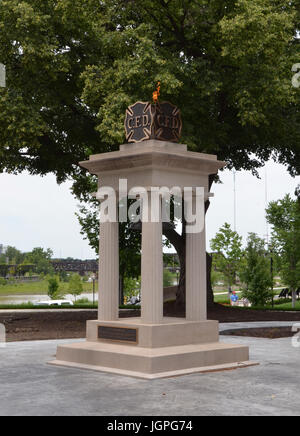 COLUMBUS, OH - 28 Juni: Der Feuerwehr-Gedenkstätte im Battelle Riverfront Park in Columbus, Ohio, wird am 28. Juni 2017 angezeigt. Eine ewige Flamme sitzt ein Stockfoto