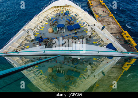 Crew-Mitglieder ziehen in die Seile sichern Kreuzfahrtschiff Vision der Meere zum Pier an der Costa Maya, Mexiko Stockfoto